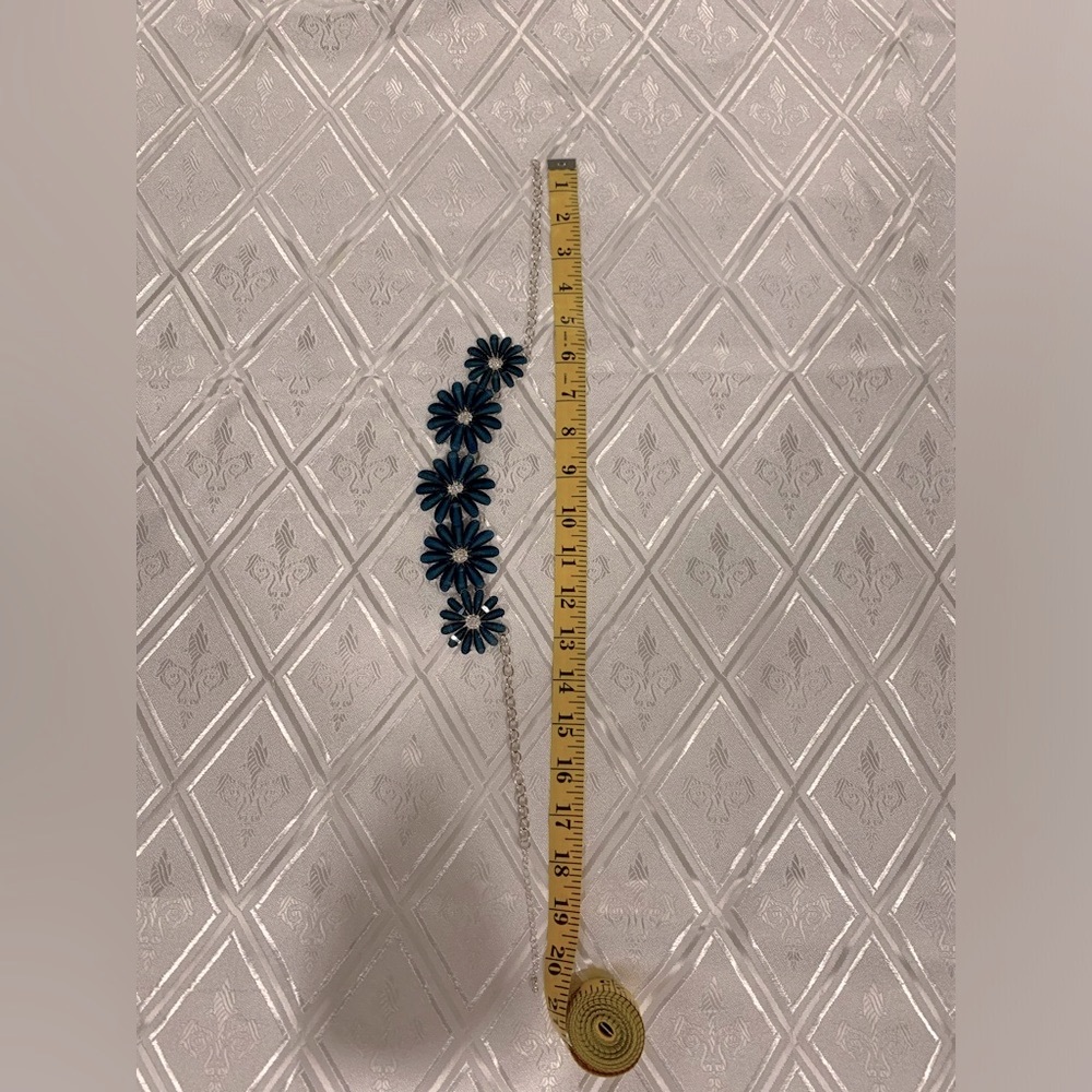 Flower necklace - Picture 3 of 4